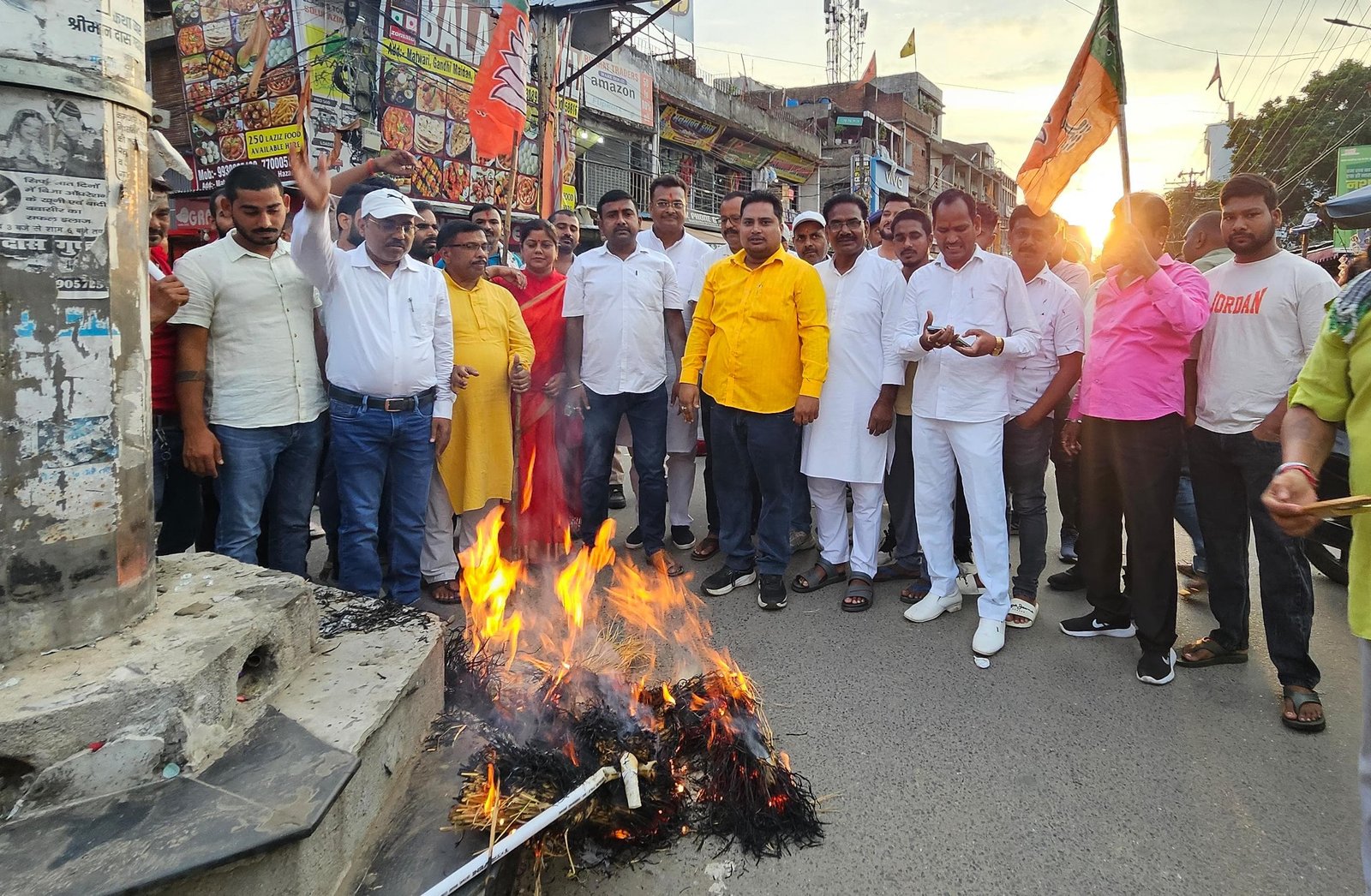 तिरंगे के कथित अपमान पर भड़की भाजयुमो, राहुल गांधी का पुतला फूंका