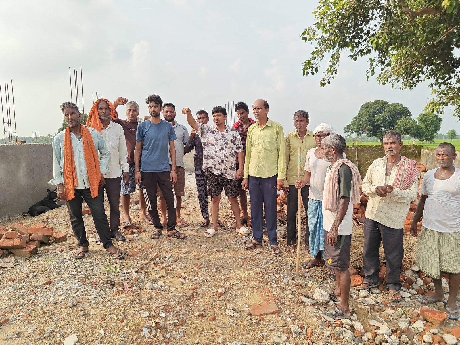आंगनबाड़ी निर्माण में ‘पुरानी ईंटों’  के इस्तेमाल का आरोप,ग्रामीणों का हंगामा