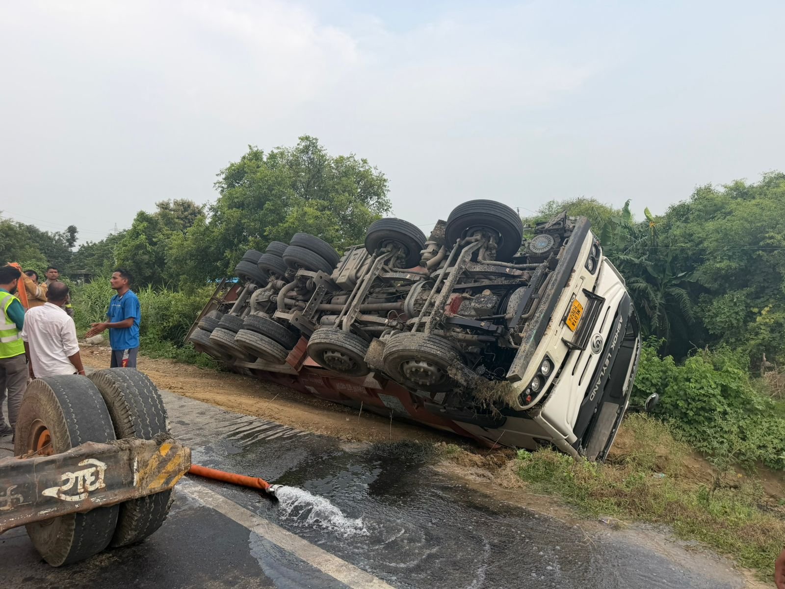 एथेनॉल से भरा ट्रक पलटा,मौके पर पहुंचे आला अधिकारी मची अफरा-तफरी!