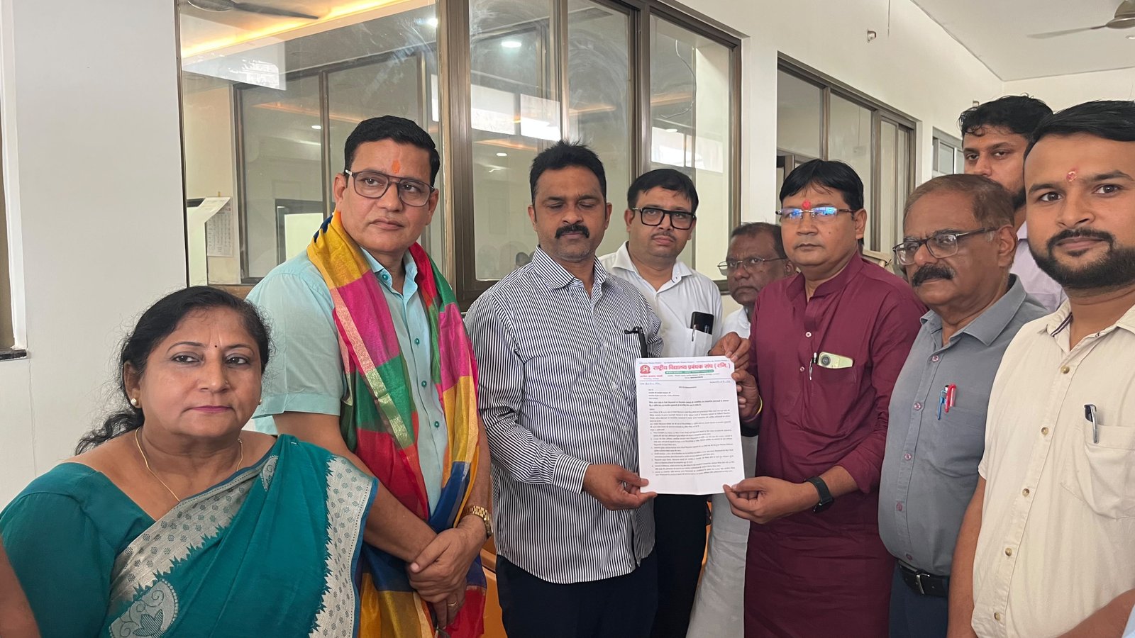 राष्ट्रीय विद्यालय प्रबन्धक संघ गोरखपुर ने विद्यालयों की समस्याओं को लेकर सांसद कमलेश पासवान को ज्ञापन सौंपा